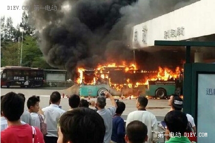 5輛消防車很快將火撲滅,但車輛已經(jīng)完全燒毀。 5輛消防車很快將火撲滅,但車輛已經(jīng)完全燒毀。