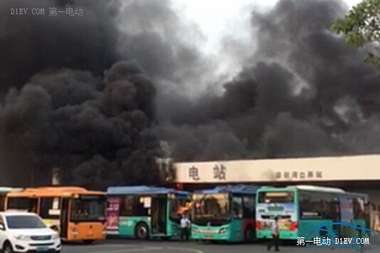 現(xiàn)場濃煙滾滾。在燃燒車輛旁邊,還停著幾輛同樣也在充電的電動大巴。 現(xiàn)場濃煙滾滾。在燃燒車輛旁邊,還停著幾輛同樣也在充電的電動大巴。