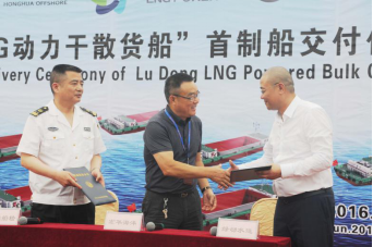 宏華海洋副總經(jīng)理馮琦主持了交付儀式，總經(jīng)理張聰在儀式上介紹宏華海洋以投資20多億的大規(guī)模硬件設(shè)施，尤其是投資7億多、世界最大、起吊能力達(dá)2萬2千多噸的“宏海號”吊機(jī)，創(chuàng)新傳統(tǒng)造船和海工裝備建造模式，幫助客戶節(jié)約時(shí)間和成本20%以上，而且建造質(zhì)量更高。綠動(dòng)水運(yùn)下單的大批量、成系列LNG動(dòng)力船為他們流水線式的模塊化造船提供了極佳的行業(yè)示范機(jī)會。